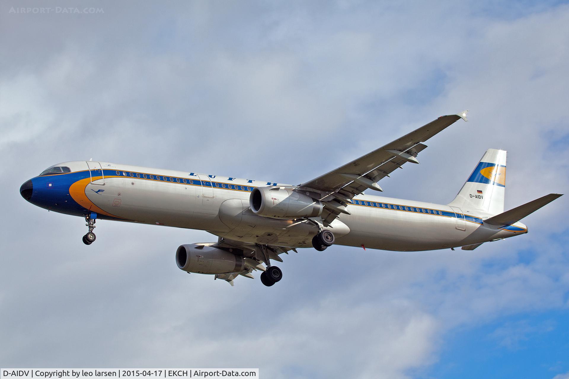 D-AIDV, 2012 Airbus A321-231 C/N 5413, Copenhagen 17.4.2015 landing R-30