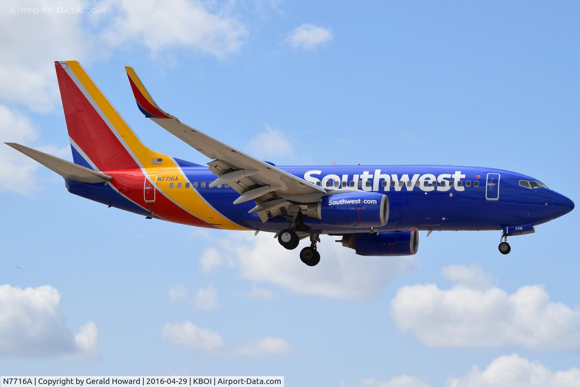 N7716A, 2005 Boeing 737-76N C/N 32662, On final for RWY 28R.