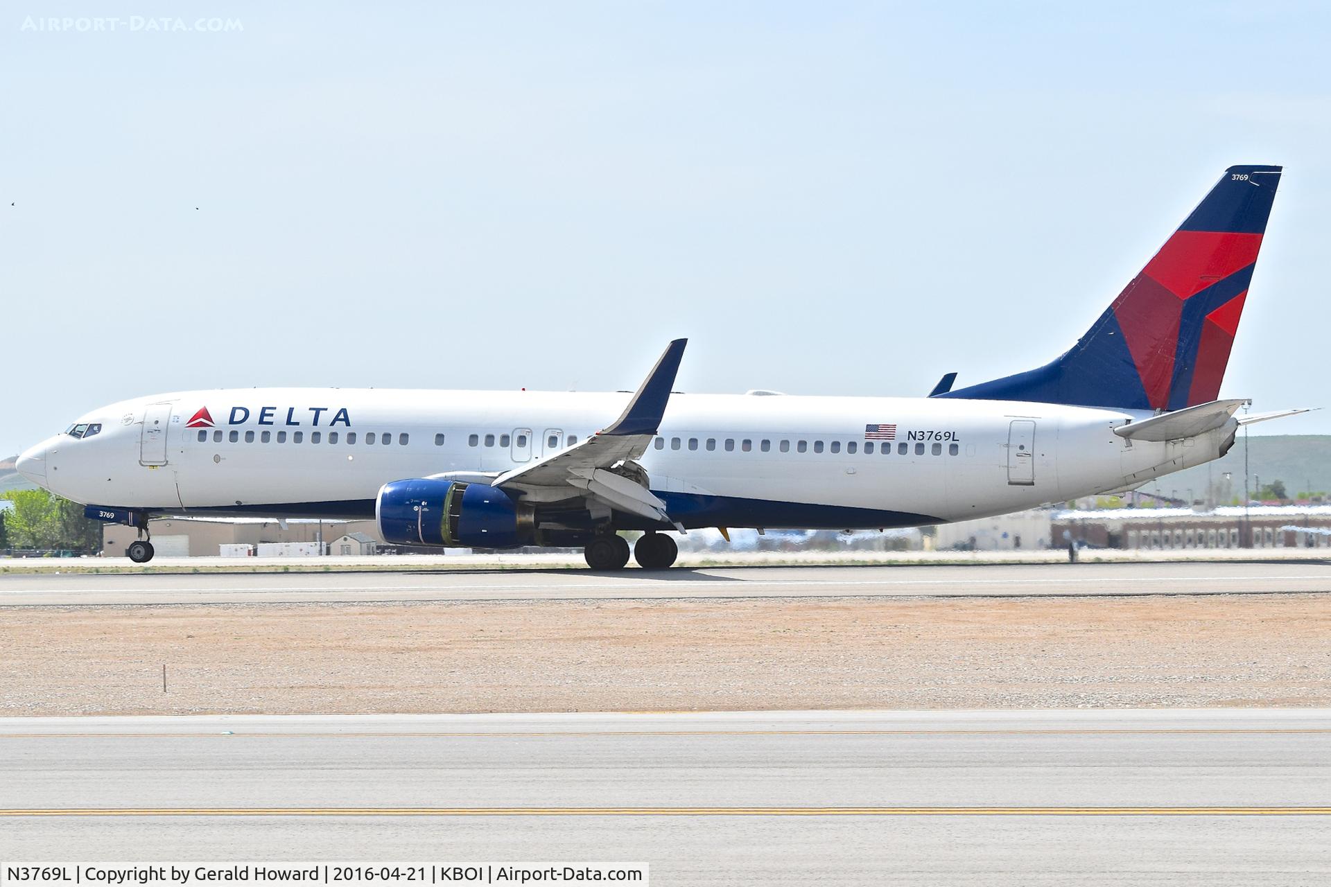 N3769L, 2002 Boeing 737-832 C/N 30822, Landing roll out on RWY 10L.