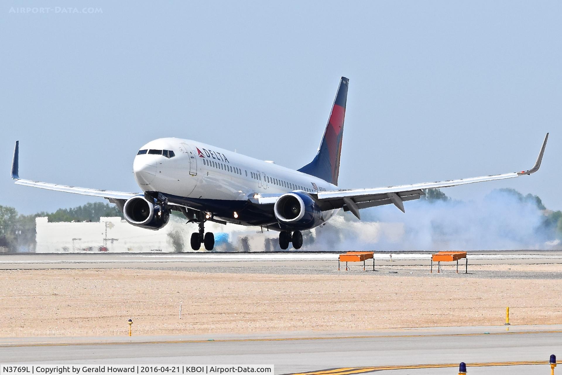 N3769L, 2002 Boeing 737-832 C/N 30822, Just a little bounce after the first touch down on RWY 10L.