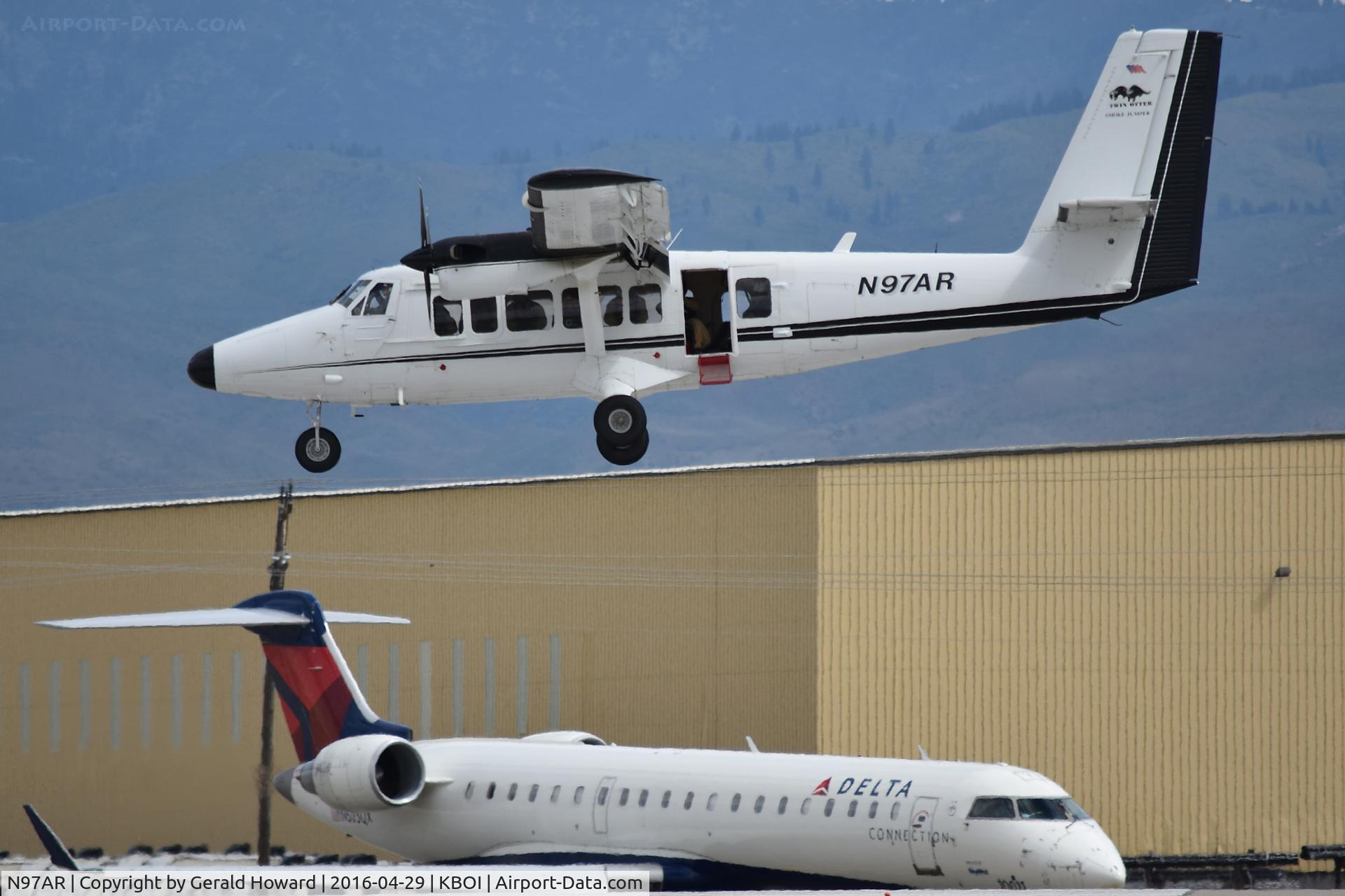 N97AR, 1973 De Havilland Canada DHC-6-300 Twin Otter C/N 365, Landing RWY 28R with smoke jumpers still aboard.