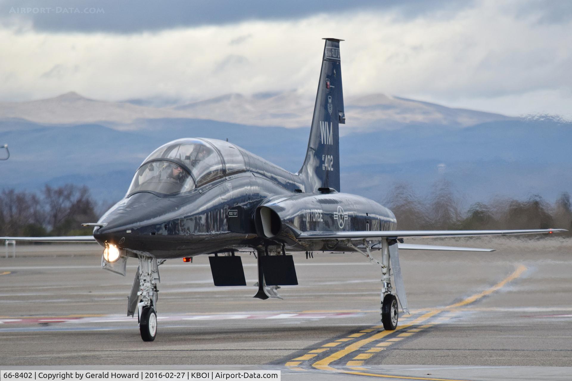 66-8402, 1966 Northrop T-38A Talon C/N N.5987, Turning off RWY 28L. 509th BW, Whiteman AFB, CA