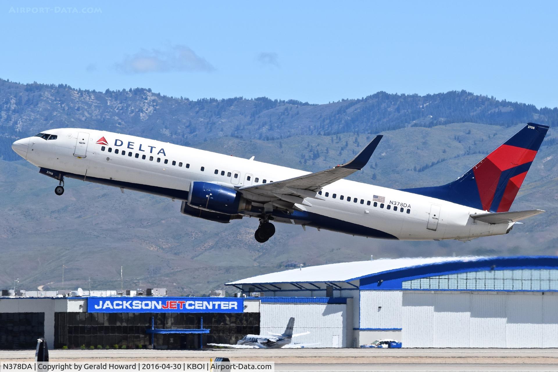 N378DA, 1999 Boeing 737-832 C/N 30265, Departing RWY 28R.