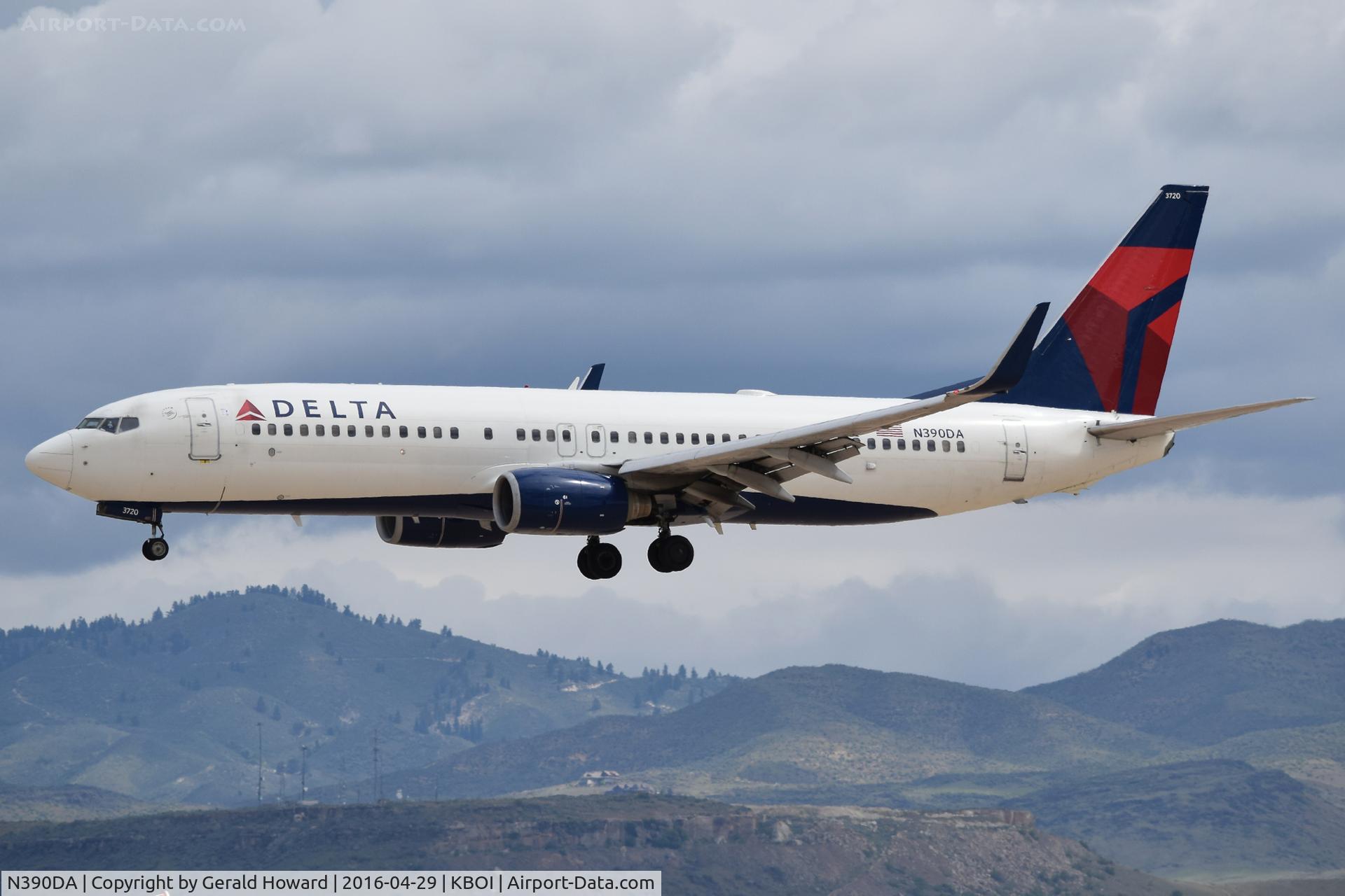 N390DA, 2000 Boeing 737-832 C/N 30536, Landing RWY 28R.