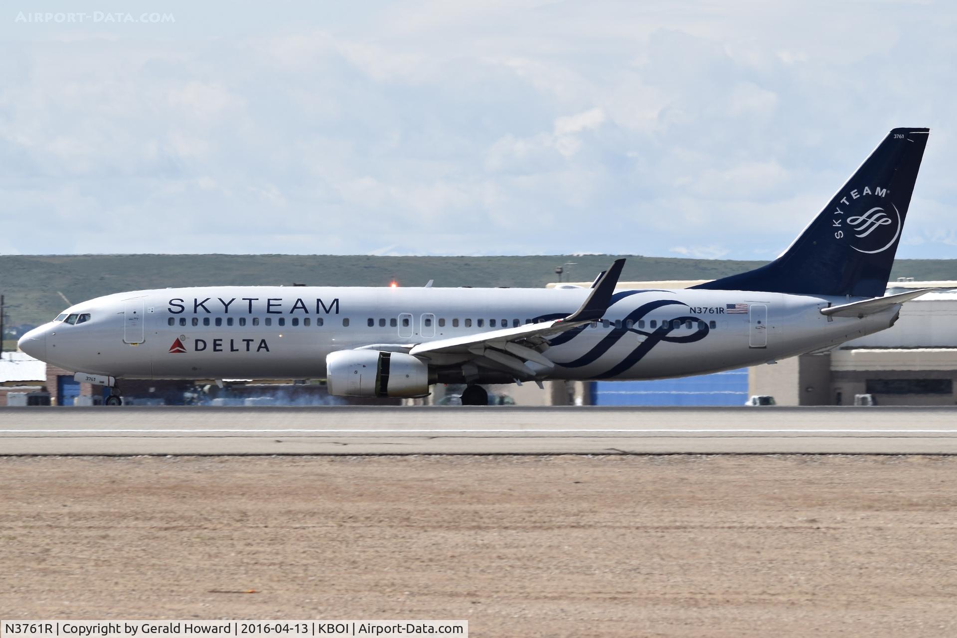 N3761R, 2001 Boeing 737-832 C/N 29628, Landing roll out on RWY 10R.