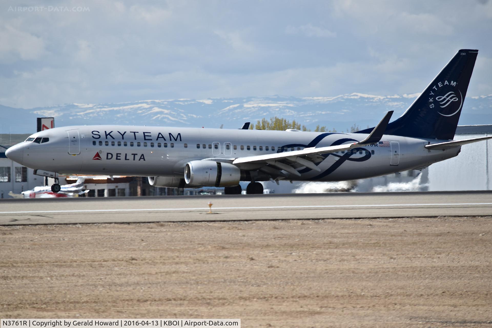 N3761R, 2001 Boeing 737-832 C/N 29628, Landing RWY 10R.