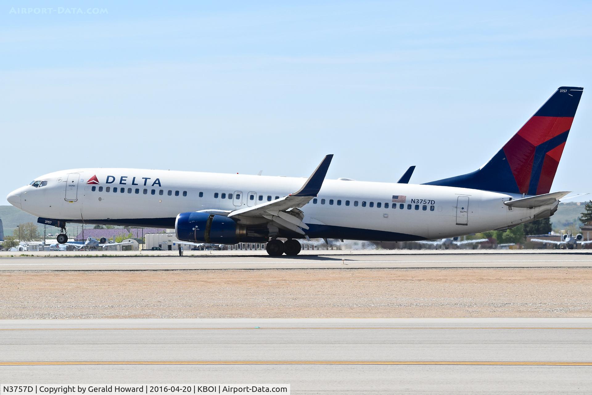 N3757D, 2001 Boeing 737-832 C/N 30813, Landing roll out on RWY 10L.