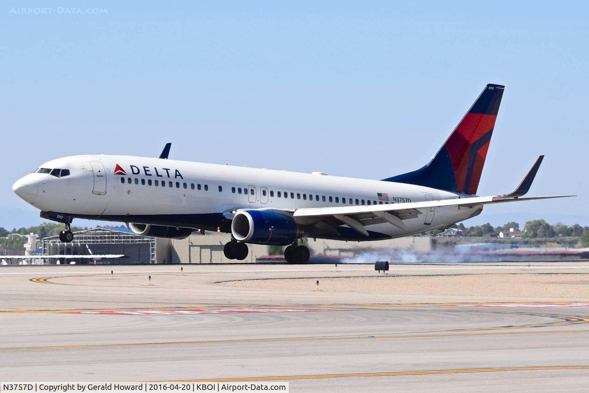 N3757D, 2001 Boeing 737-832 C/N 30813, The left main touches down first.