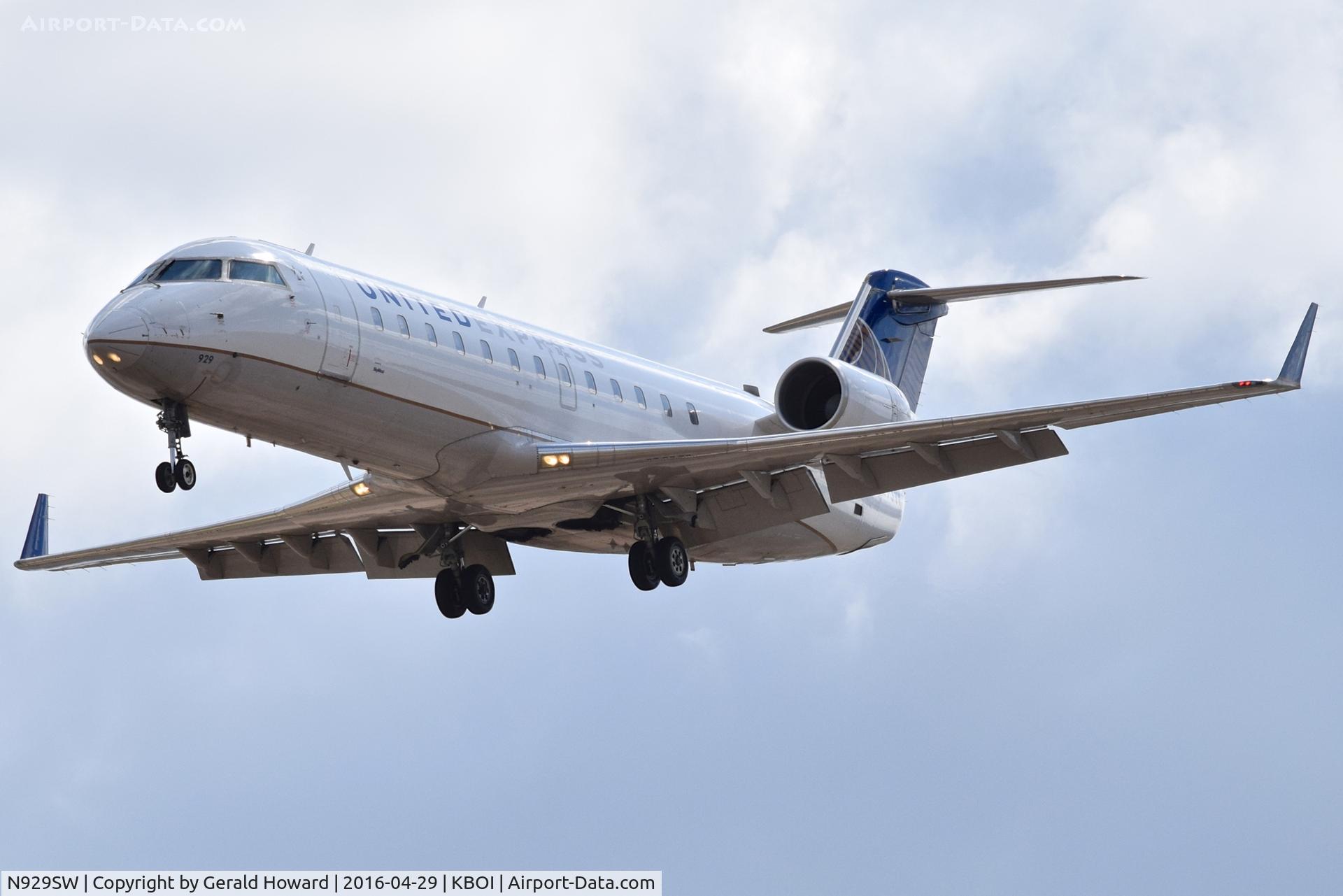 N929SW, 2002 Bombardier CRJ-200LR (CL-600-2B19) C/N 7703, Landing RWY 28R.