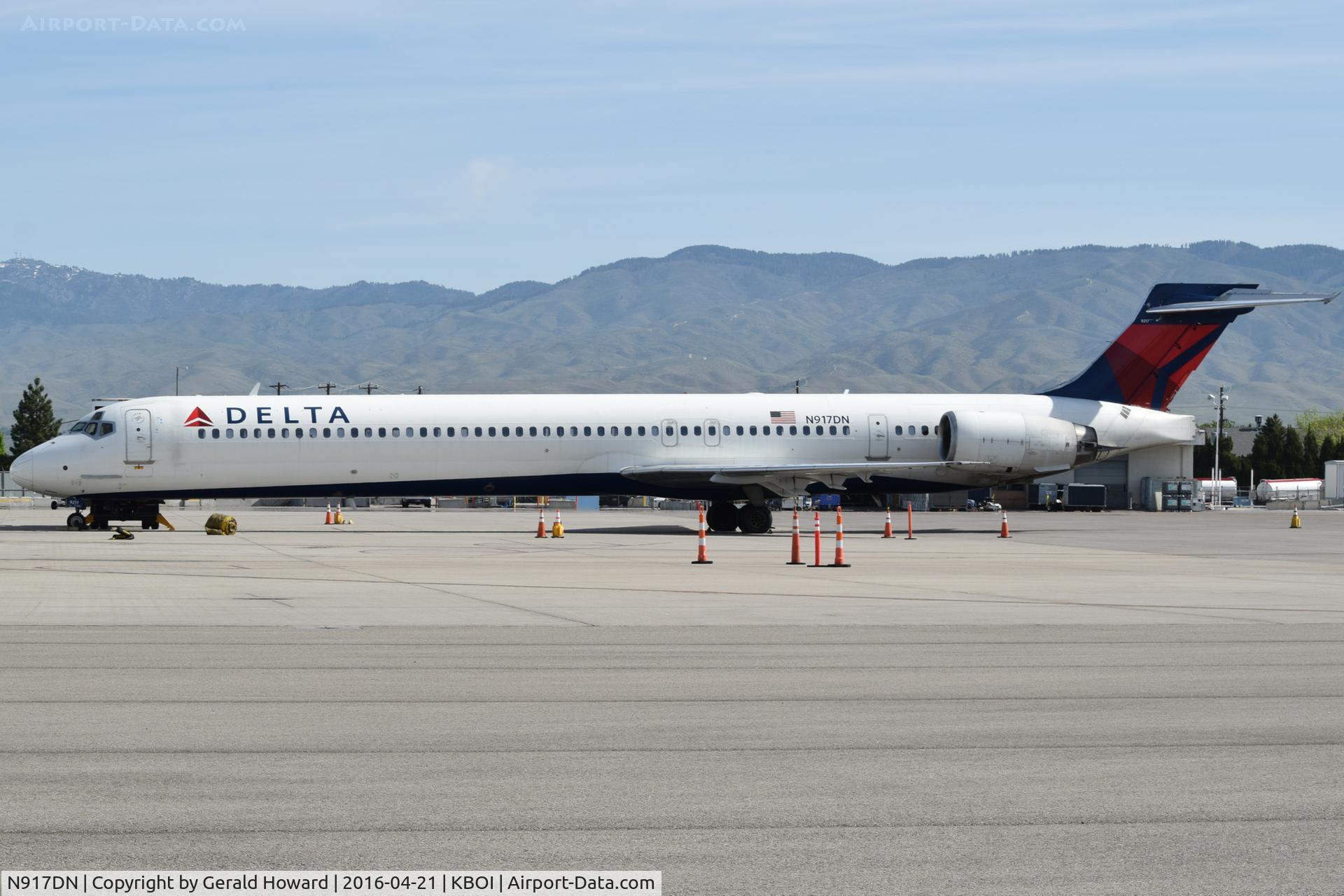 N917DN, 1996 McDonnell Douglas MD-90-30 C/N 53552, Parked at the gate.