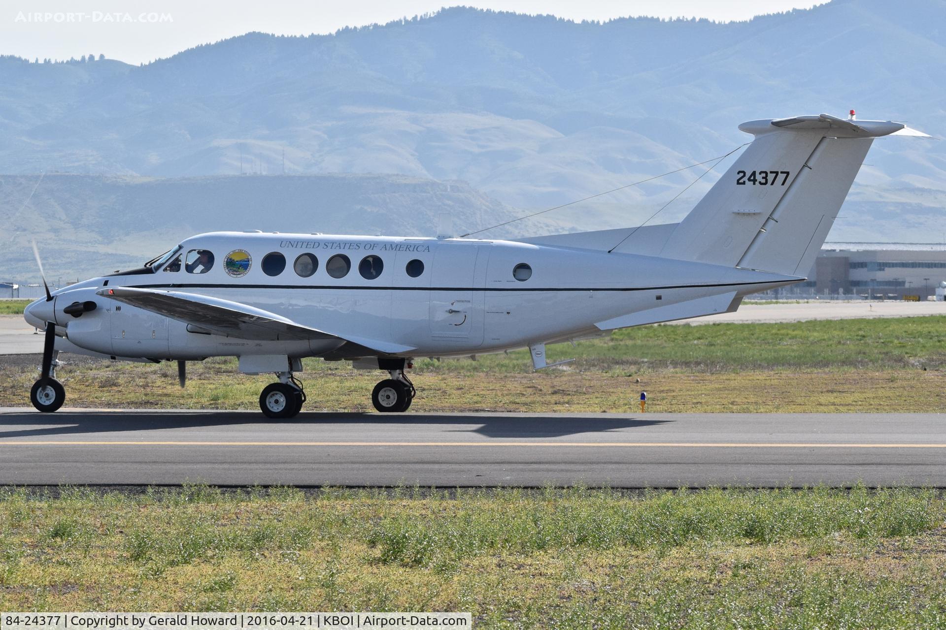 84-24377, 1984 Beech C-12U-2 Huron C/N BP-48, Taxing to RWY 10R. Montana Army National Guard