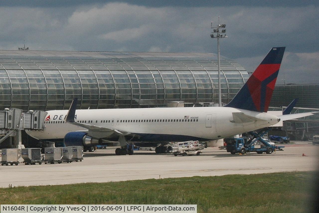N1604R, 1999 Boeing 767-332 C/N 30180, Boeing 767-332, Boarding gate, Roissy Charles De Gaulle airport (LFPG-CDG)