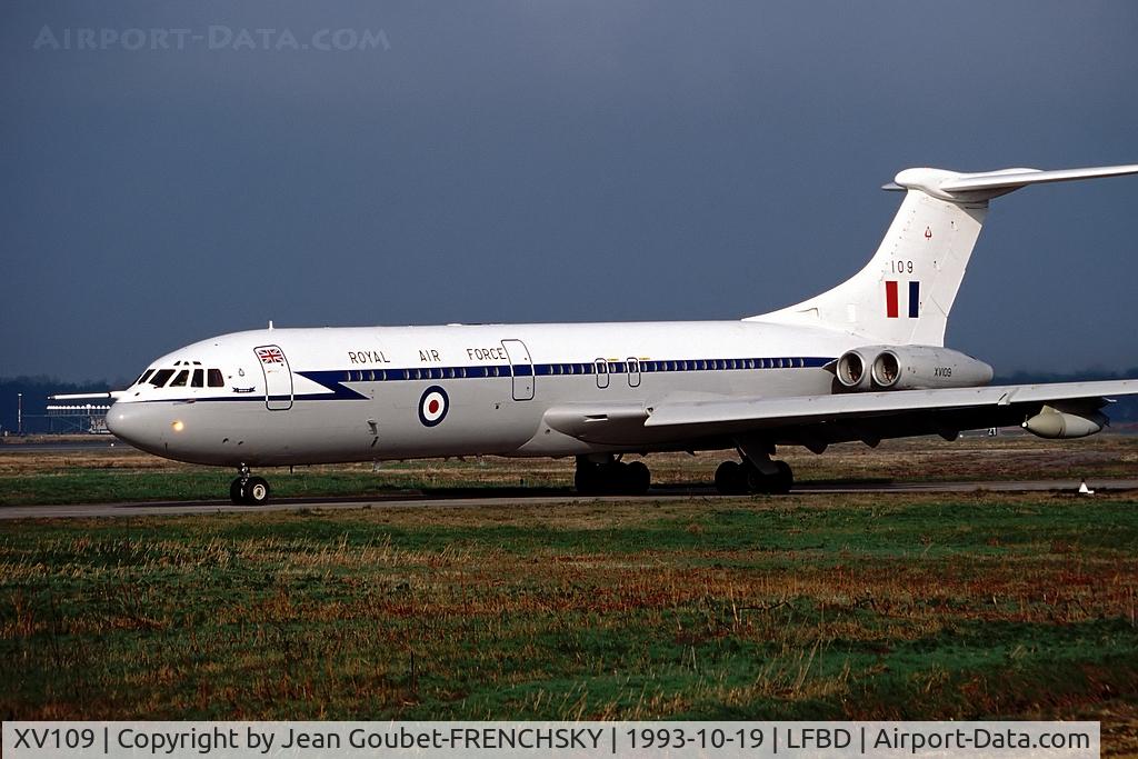 XV109, 1968 Vickers VC10 C.1K C/N 839, RAF to runway 05 and take off to RAF Brize Norton (broken up 2010)
