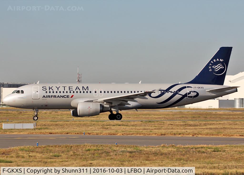 F-GKXS, 2009 Airbus A320-214 C/N 3825, Taxiing holding point rwy 32R for departure... Now in full Skyteam c/s