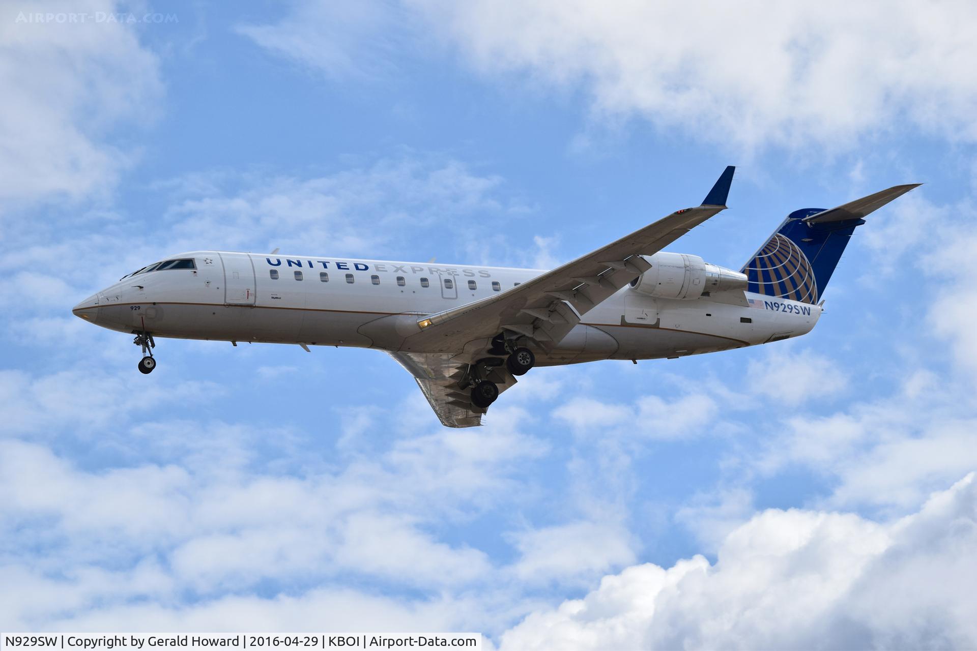 N929SW, 2002 Bombardier CRJ-200LR (CL-600-2B19) C/N 7703, Landing Rwy 28R.