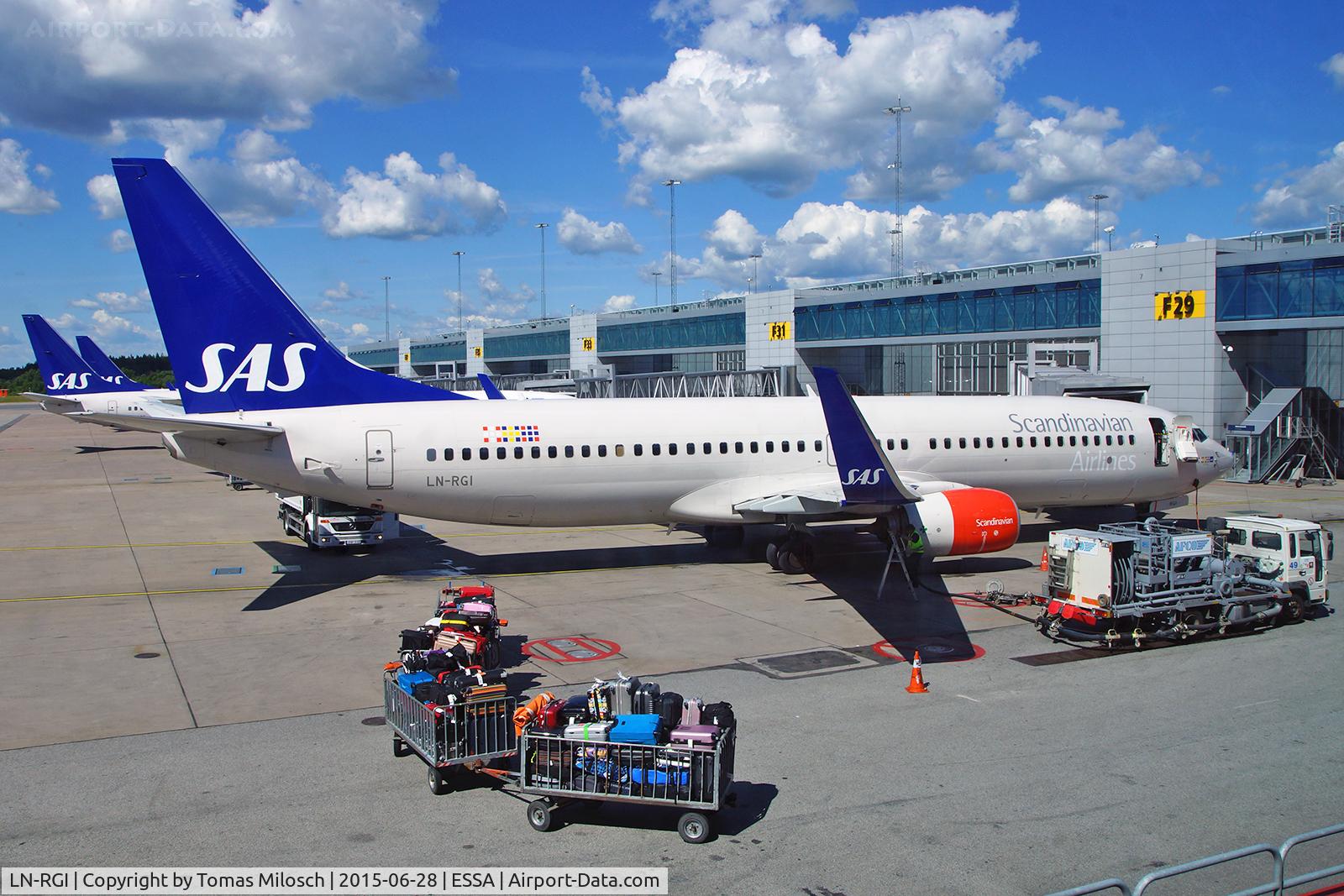 LN-RGI, 2014 Boeing 737-86N C/N 35646, Full action at the SAS terminal in Arlanda