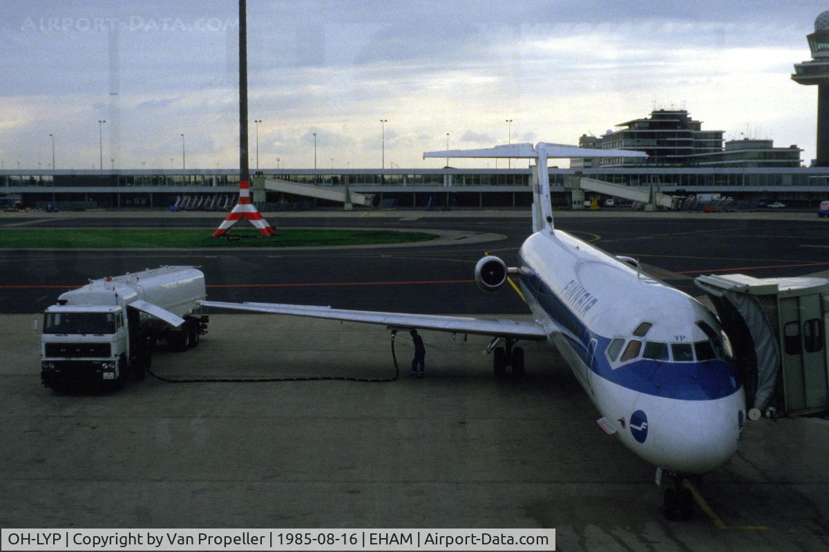 OH-LYP, 1976 McDonnell Douglas DC-9-51 C/N 47696, Finnair Douglas DC-9-51 at the gate at Schiphol airport, the Netherlands, being tanked before its next flight