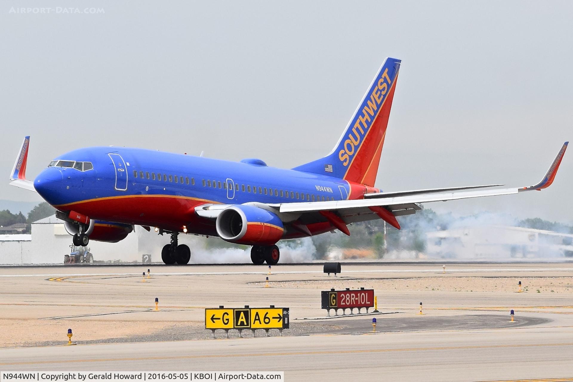 N944WN, 2010 Boeing 737-7H4 C/N 36659, Landing RWY 10L.