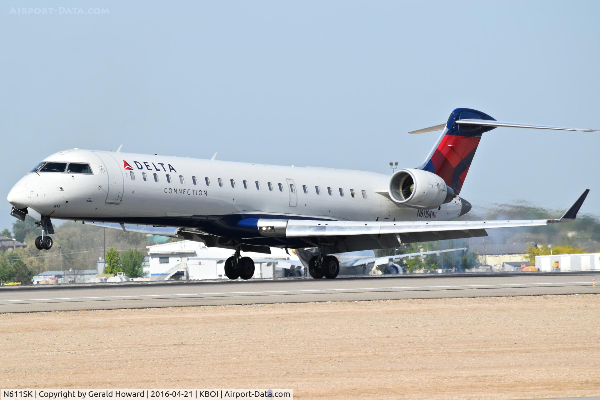 N611SK, 2002 Bombardier CRJ-701 (CL-600-2C10) Regional Jet C/N 10035, Landing RWY 10L.