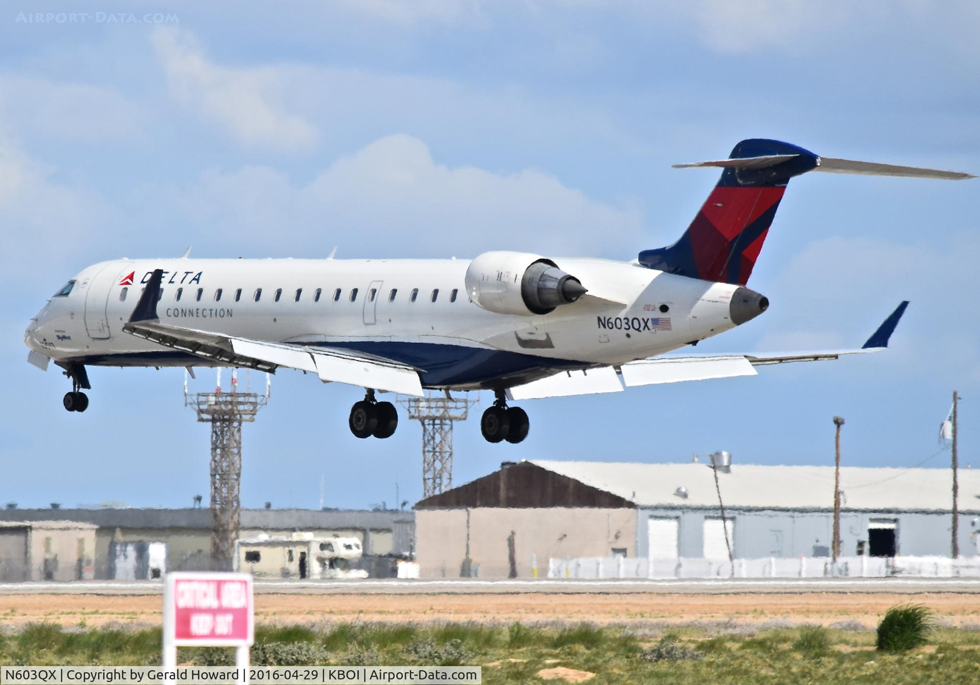 N603QX, 2001 Bombardier CRJ-550 C/N 10011, About to land on RWY 28R.