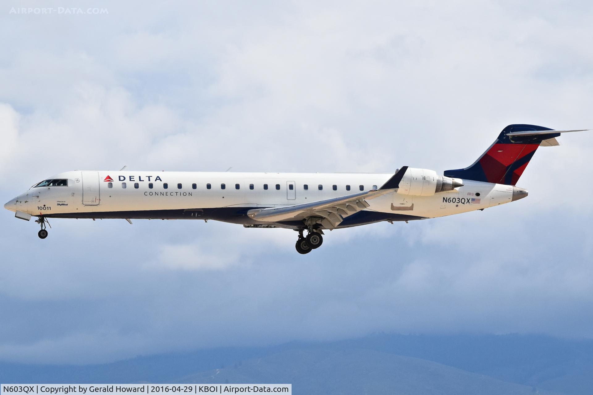 N603QX, 2001 Bombardier CRJ-550 C/N 10011, On final for RWY 28R.