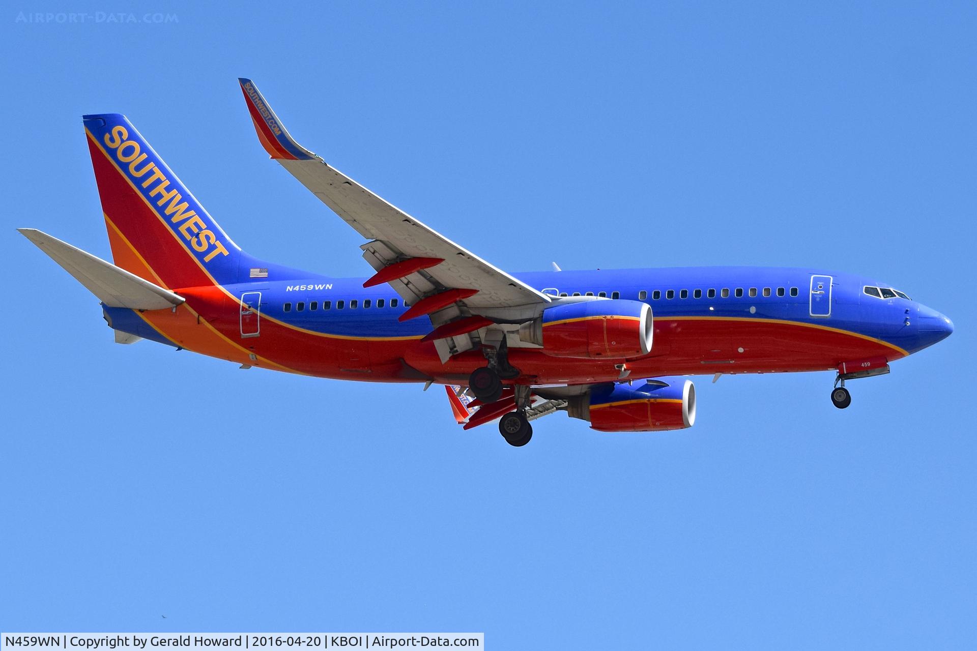 N459WN, 2004 Boeing 737-7H4 C/N 32497, Landing RWY 10L.