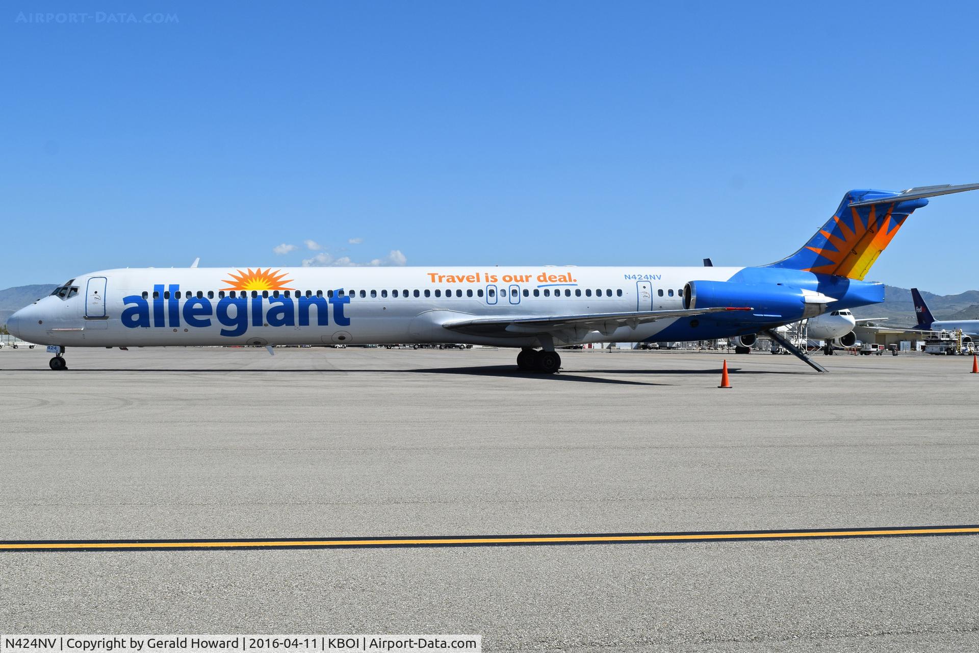 N424NV, 1986 McDonnell Douglas MD-83 (DC-9-83) C/N 49421, Parked on remote spot #1.