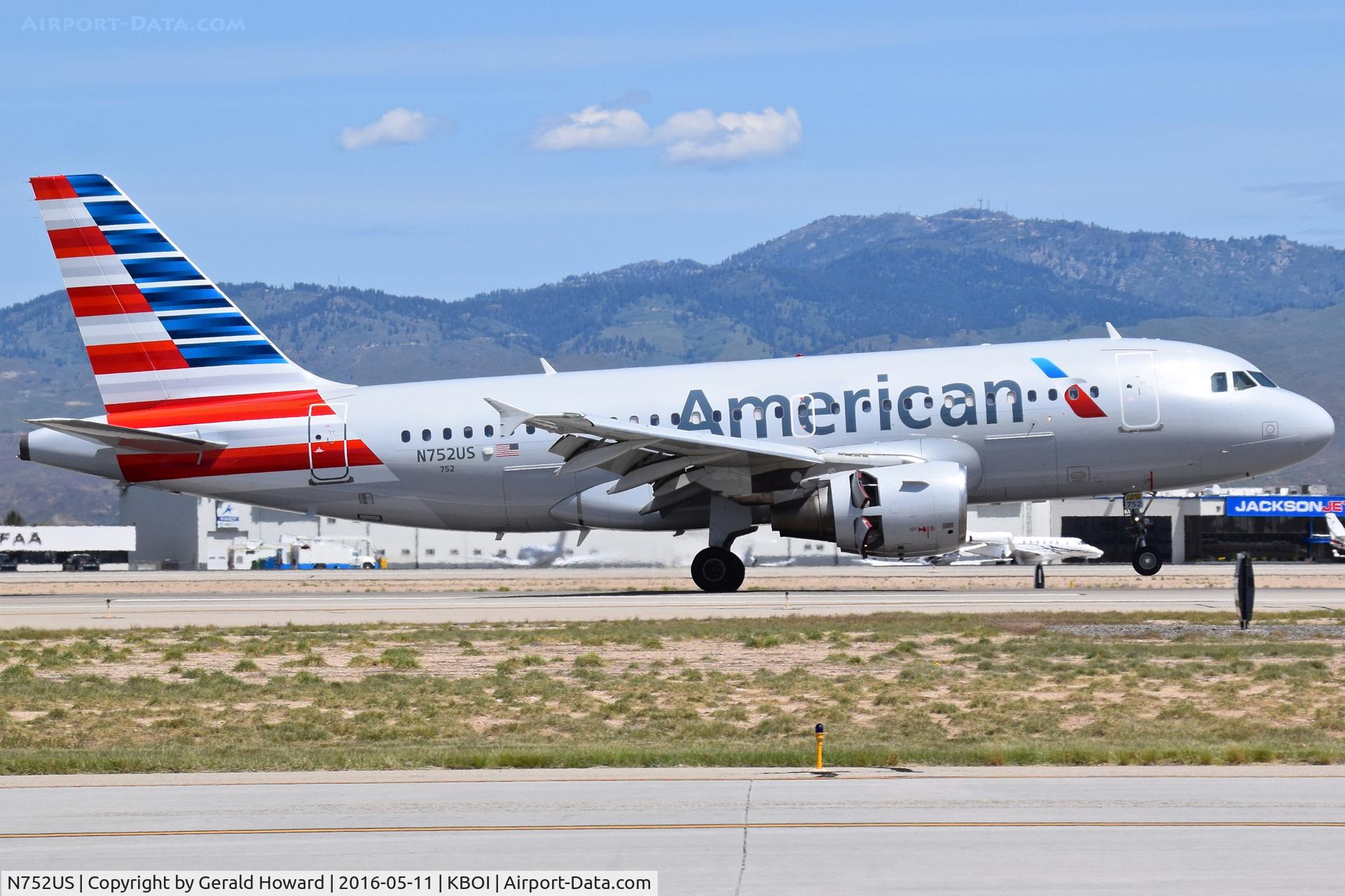 N752US, 2000 Airbus A319-112 C/N 1319, Reverse thrusters out before the nose wheel touches down.