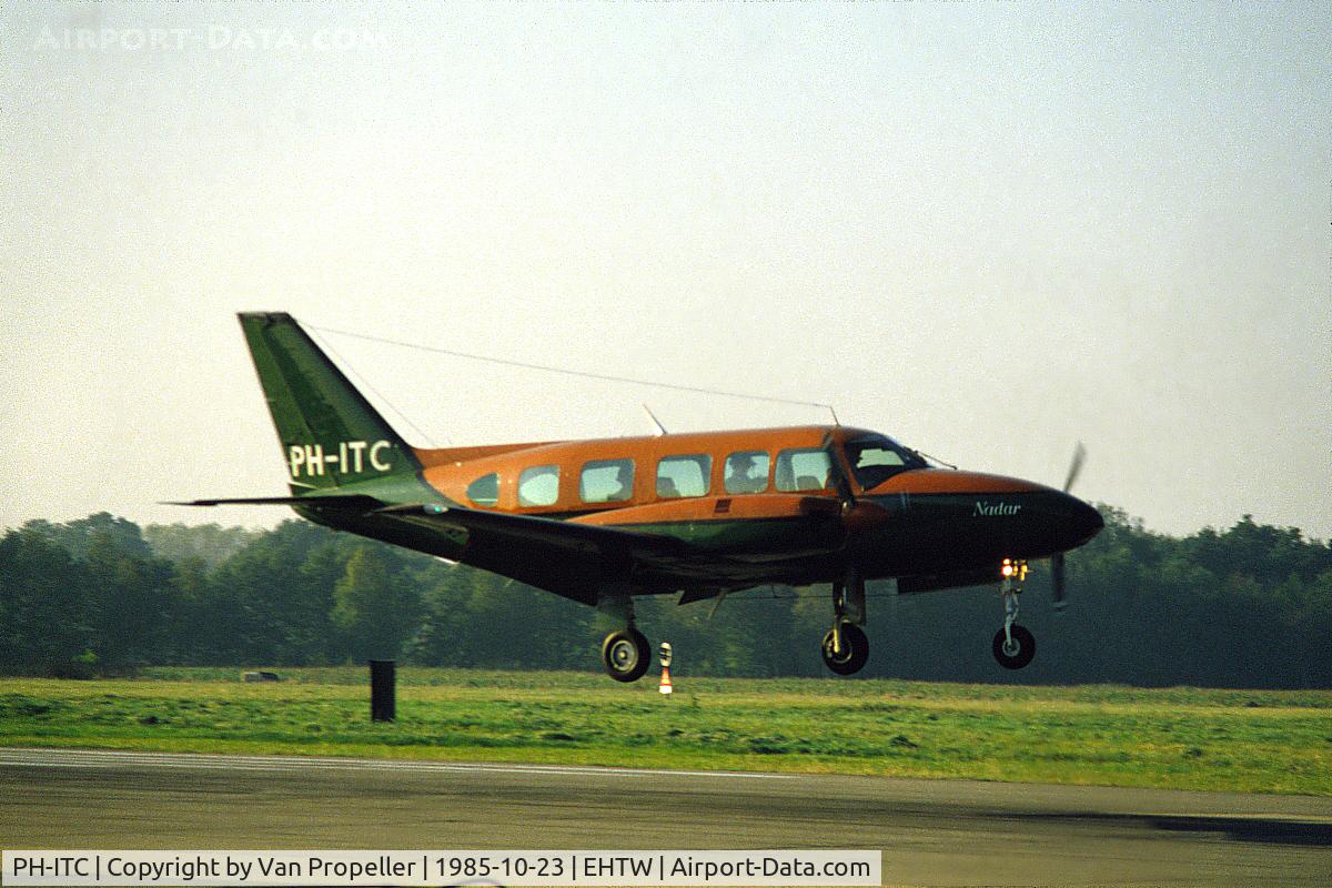 PH-ITC, Piper PA-31-350 Navajo Chieftain C/N 31-7405491, Piper PA-31-350 Navajo Chieftain of the Nationaal Instituut voor Luchtkartering en Aardkunde landing at its home field Twenthe air base, the Netherlands, 1985. Used for aerial mapping etc.