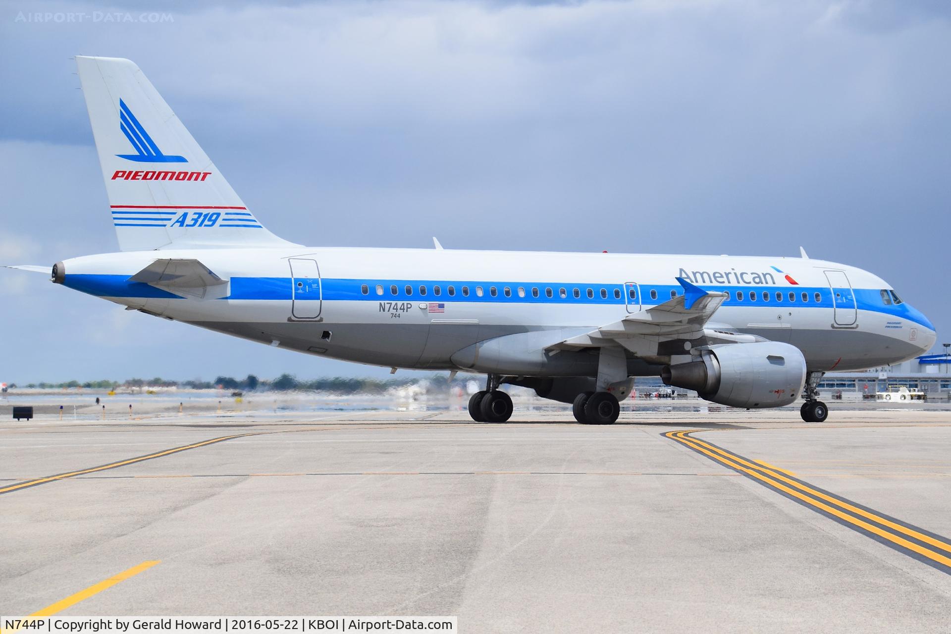 N744P, 2000 Airbus A319-112 C/N 1287, Taxing to the gate.