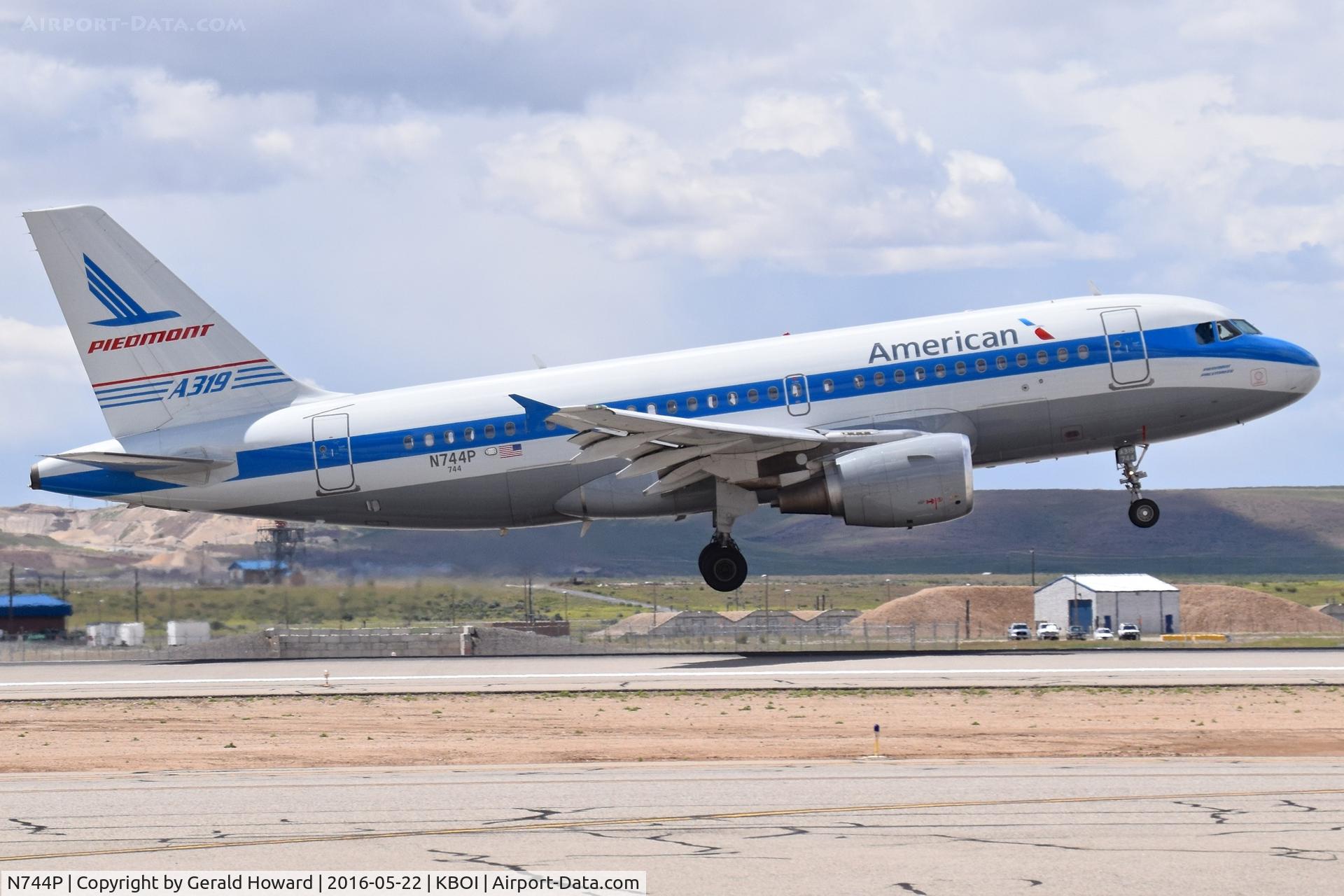 N744P, 2000 Airbus A319-112 C/N 1287, Landing RWY 28R.