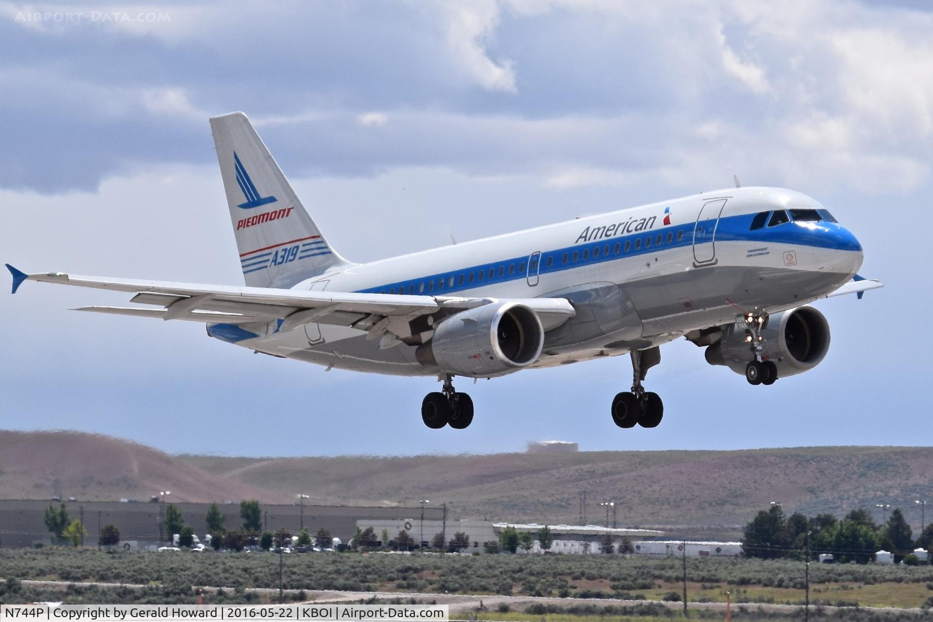 N744P, 2000 Airbus A319-112 C/N 1287, On approach for RWY 28R.