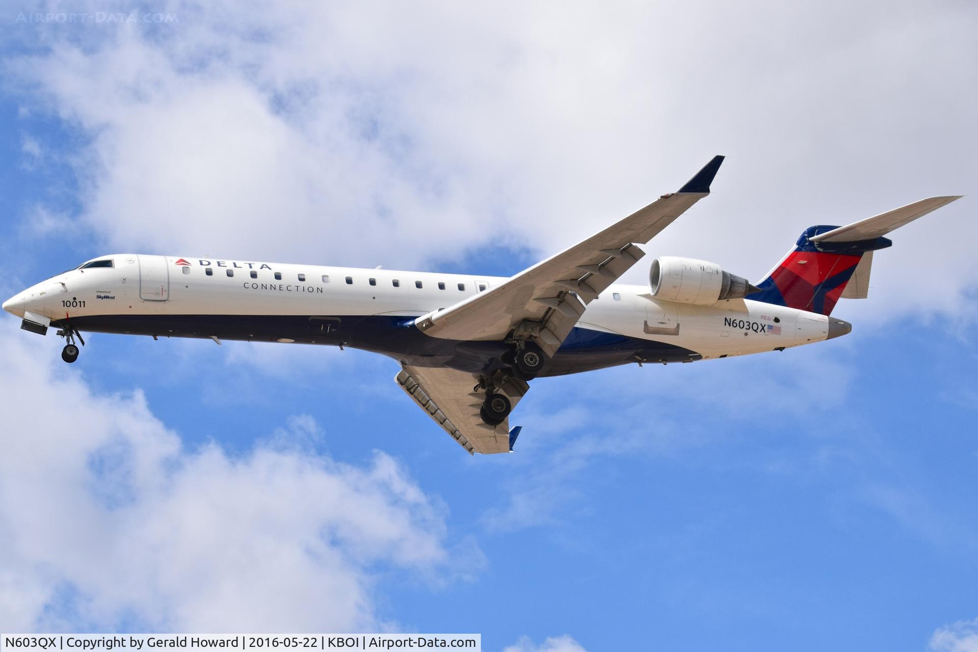 N603QX, 2001 Bombardier CRJ-550 C/N 10011, Landing RWY 28R.