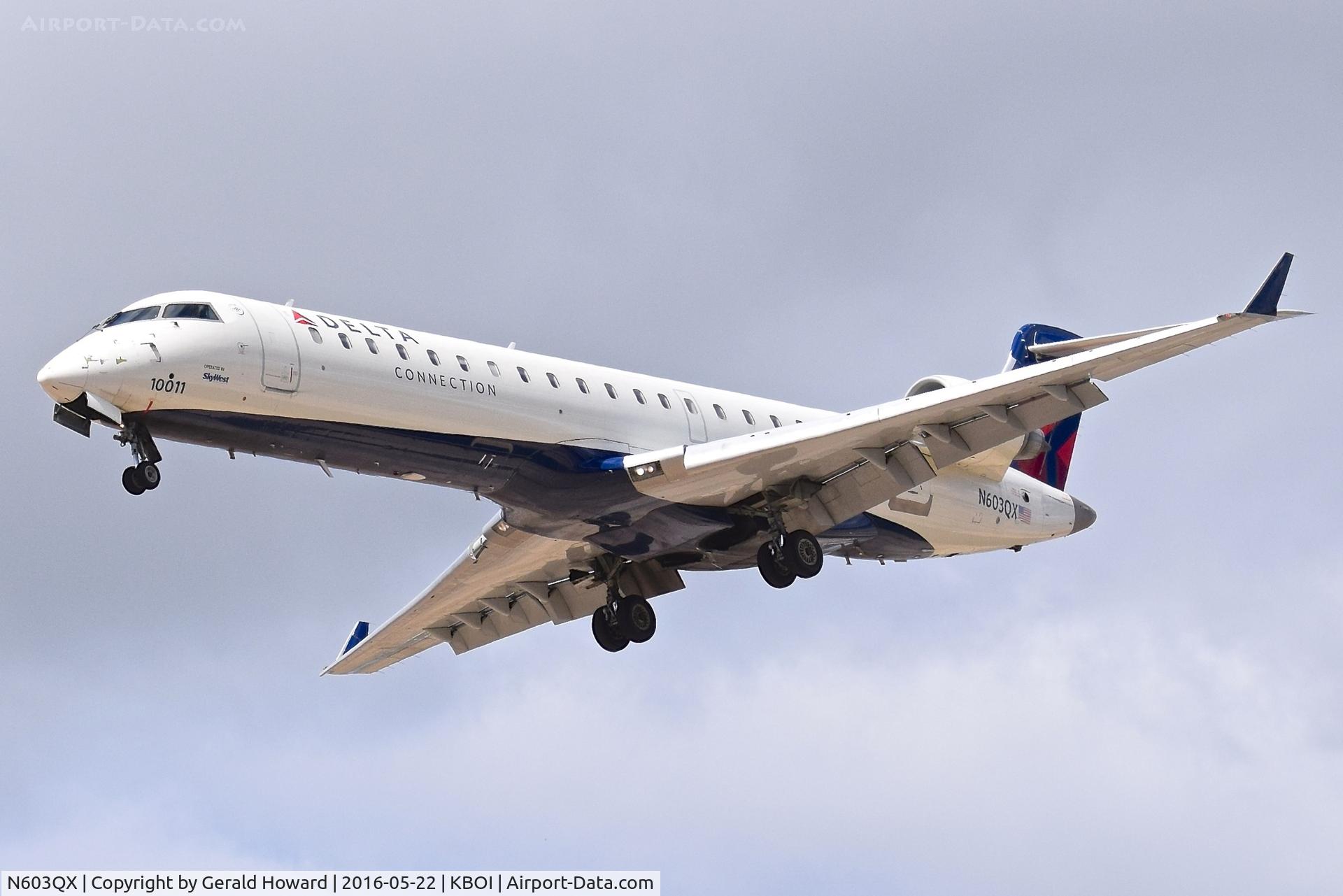 N603QX, 2001 Bombardier CRJ-550 C/N 10011, Landing RWY 28R.