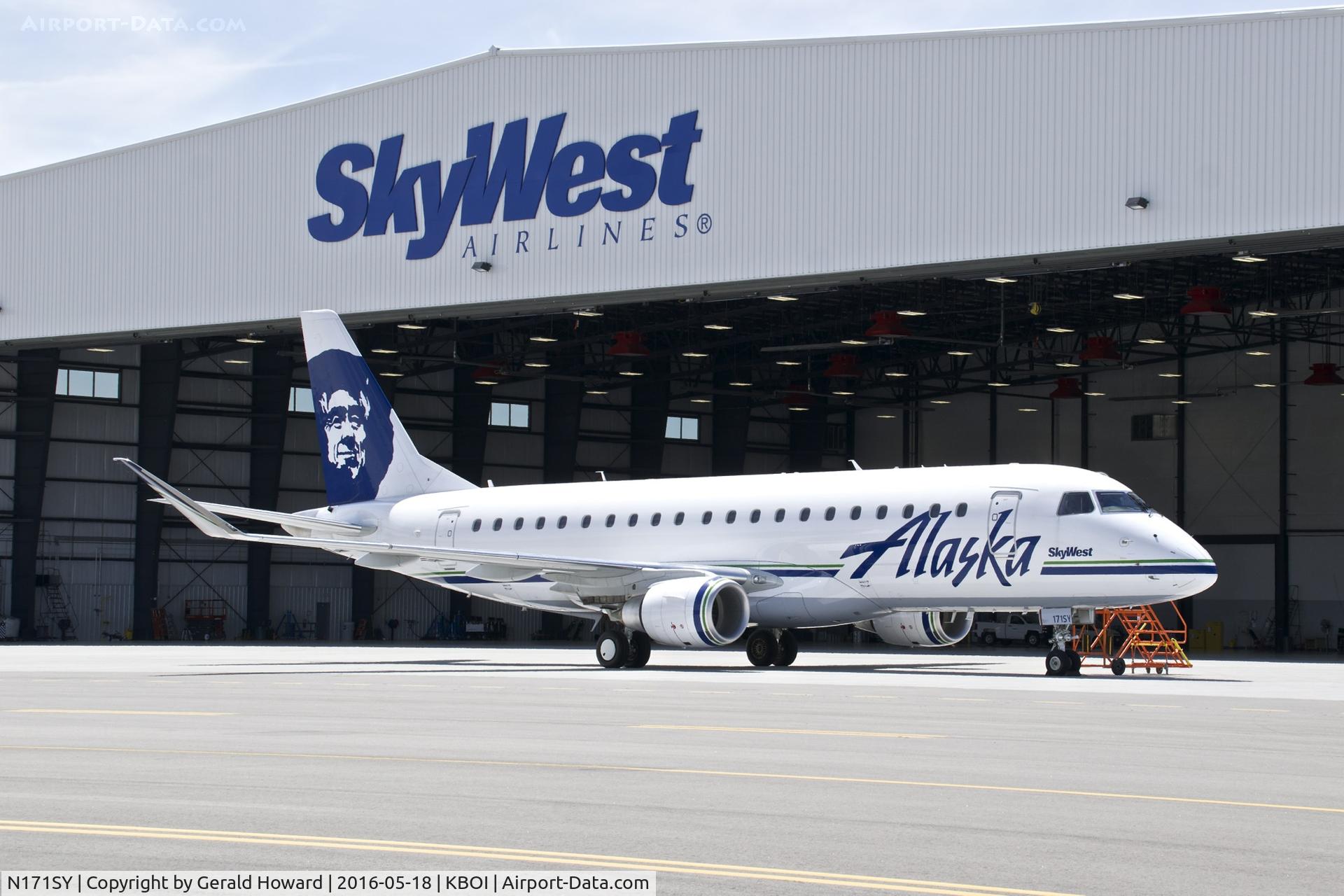 N171SY, 2015 Embraer 175LR (ERJ-170-200LR) C/N 17000485, Alaska jet parked in front of the newly opened  Skywest maintenance hangar.