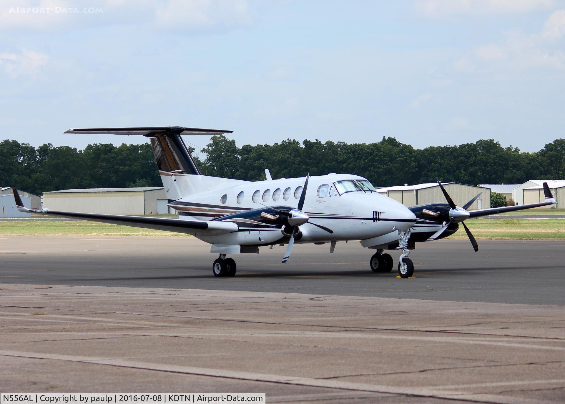 N556AL, 1999 Raytheon Aircraft Company B200 C/N BB-1670, At Downtown Shreveport.