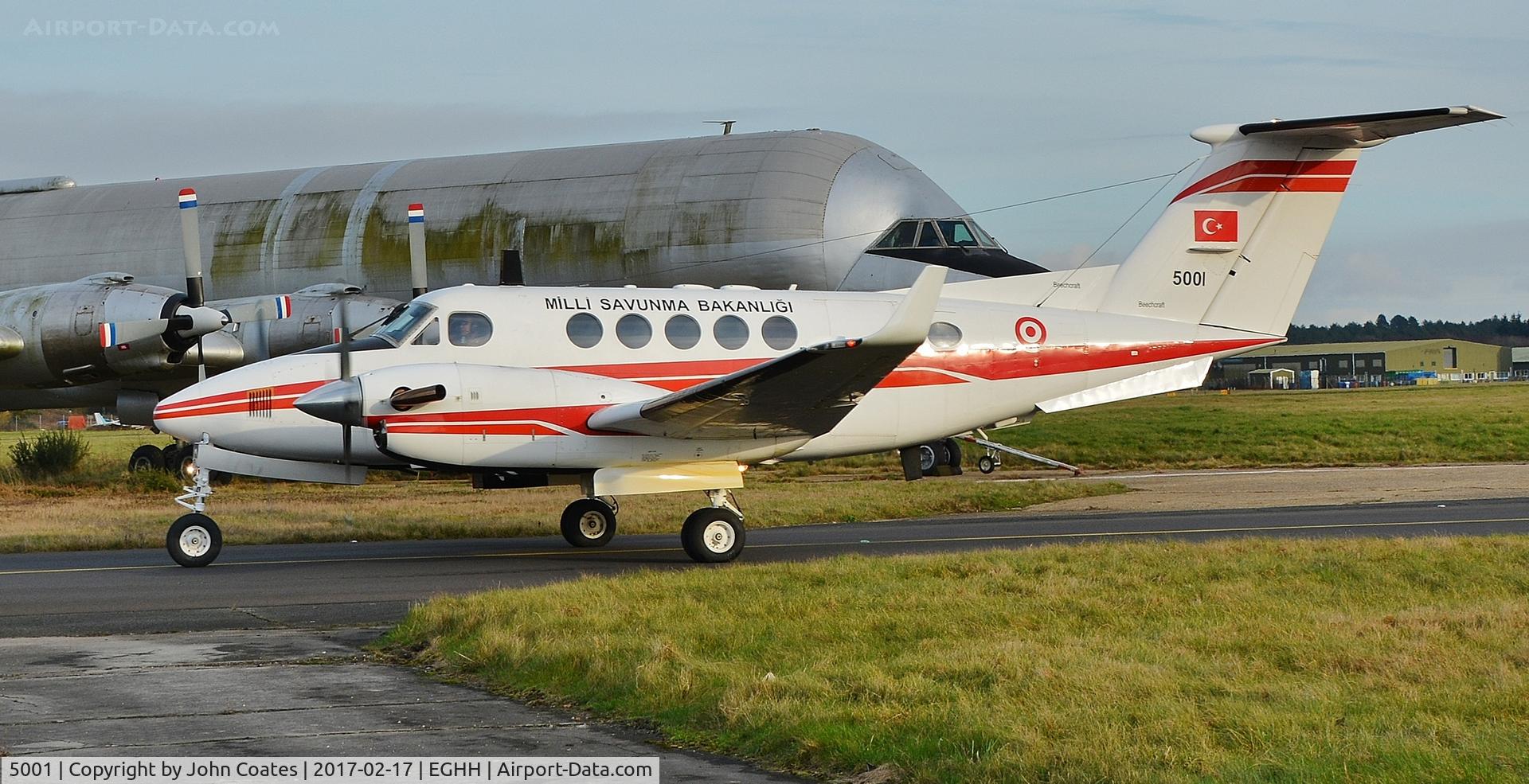 5001, 1990 Beechcraft B200 Super King Air C/N BB-1375, Taxiing past the Conroy Guppy