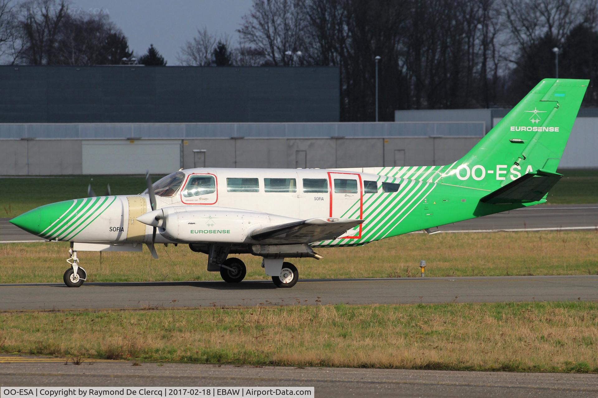 OO-ESA, 1976 Cessna 404 II Titan C/N 404-0020, Taxiing to rwy 11.