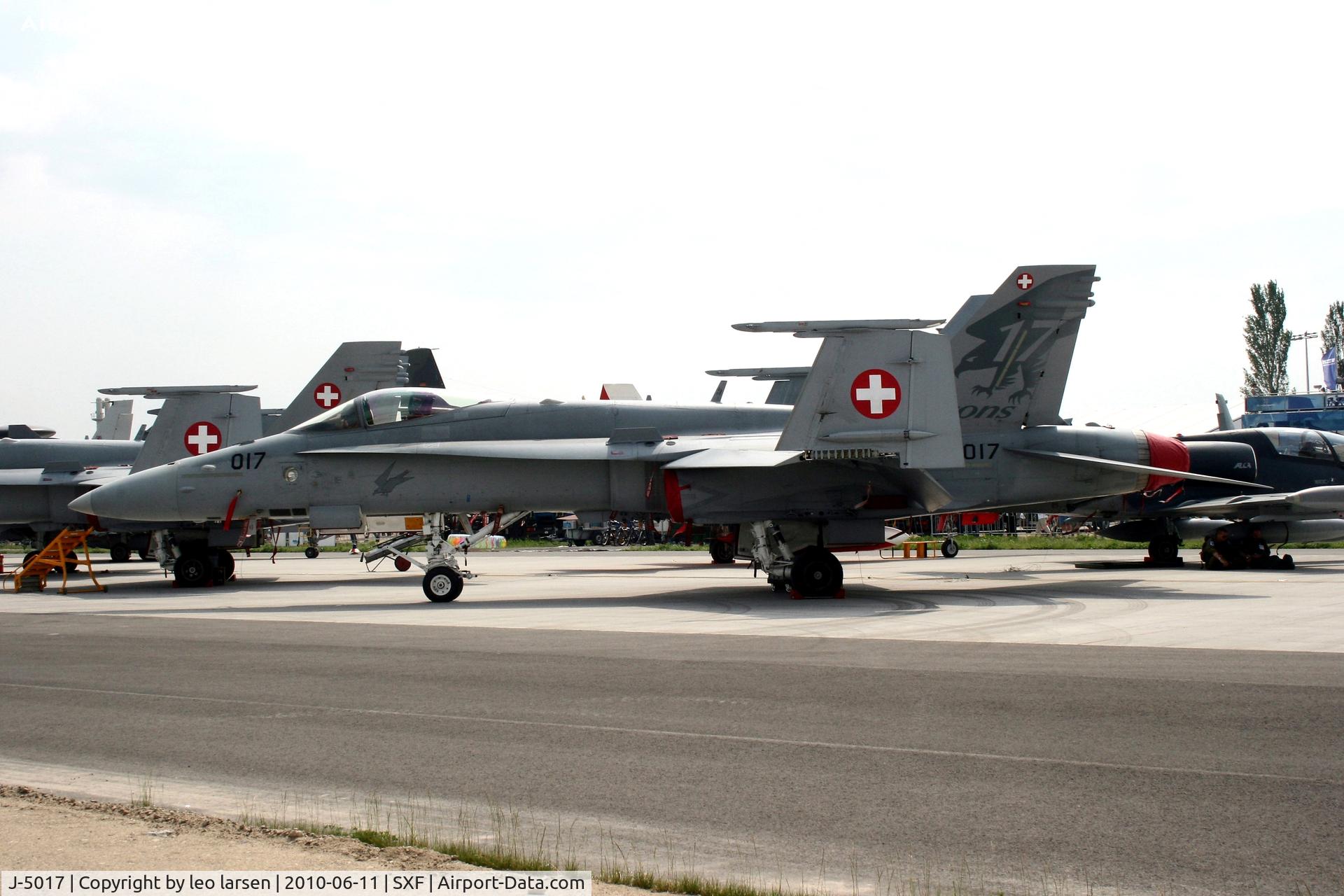 J-5017, McDonnell Douglas F/A-18C Hornet C/N 1365/SFC017, Berlin Air Show 11.6.2010