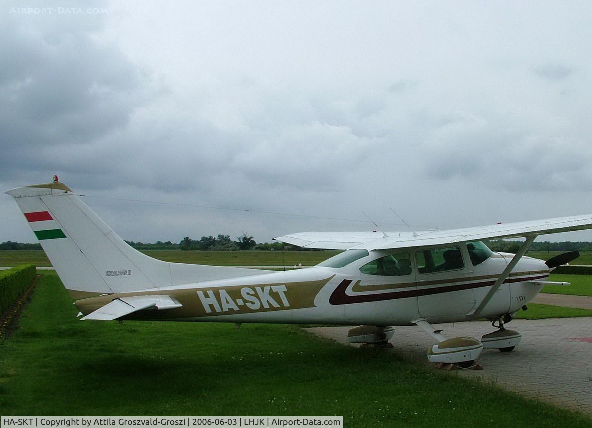 HA-SKT, Cessna 182Q Skylane C/N 18266280, Jakabszállás Airport, Hungary