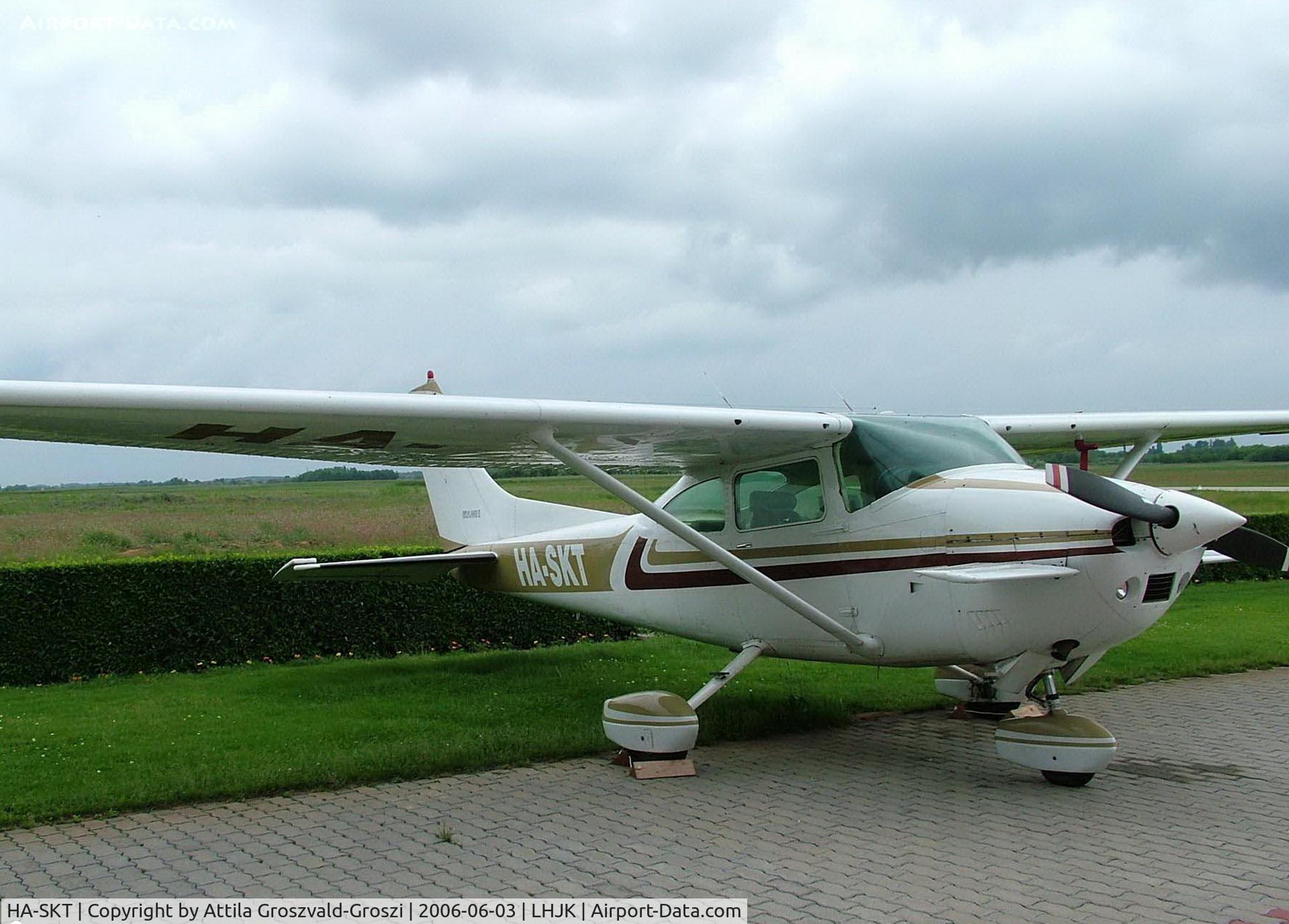 HA-SKT, Cessna 182Q Skylane C/N 18266280, Jakabszállás Airport, Hungary