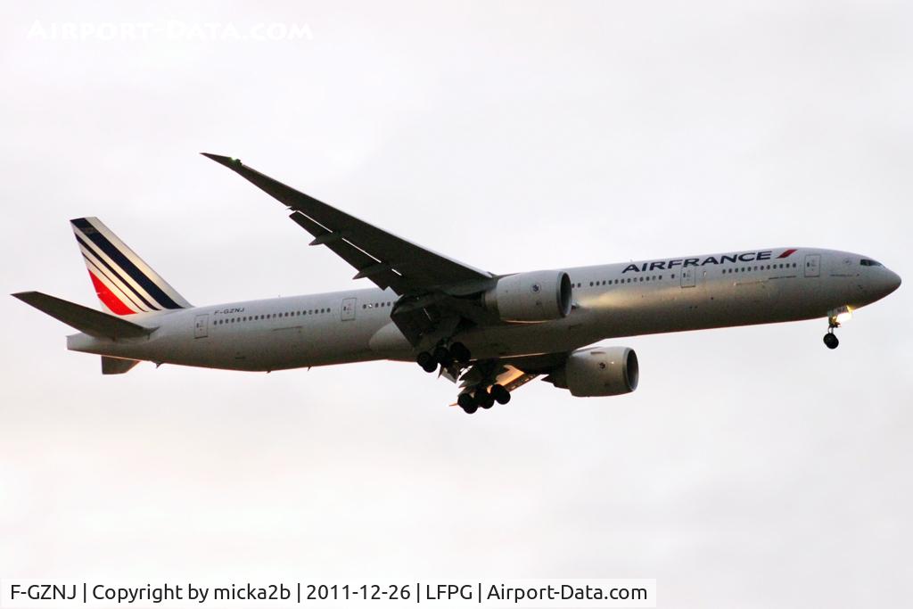 F-GZNJ, 2011 Boeing 777-328/ER C/N 38706, Landing