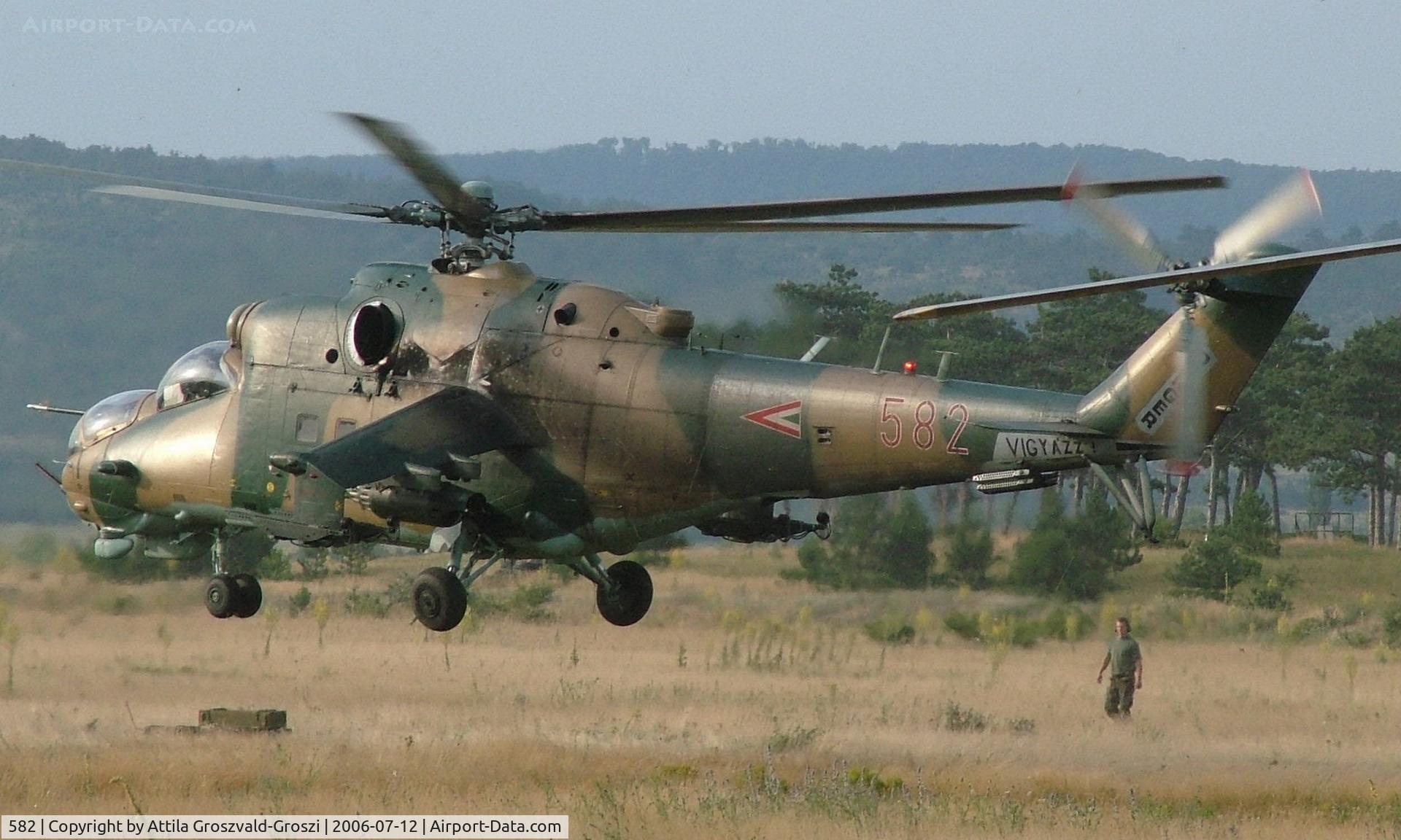 582, 1985 Mil Mi-24D Hind D C/N K220582, Jutas-Újmajor, Veszprém, Hungary