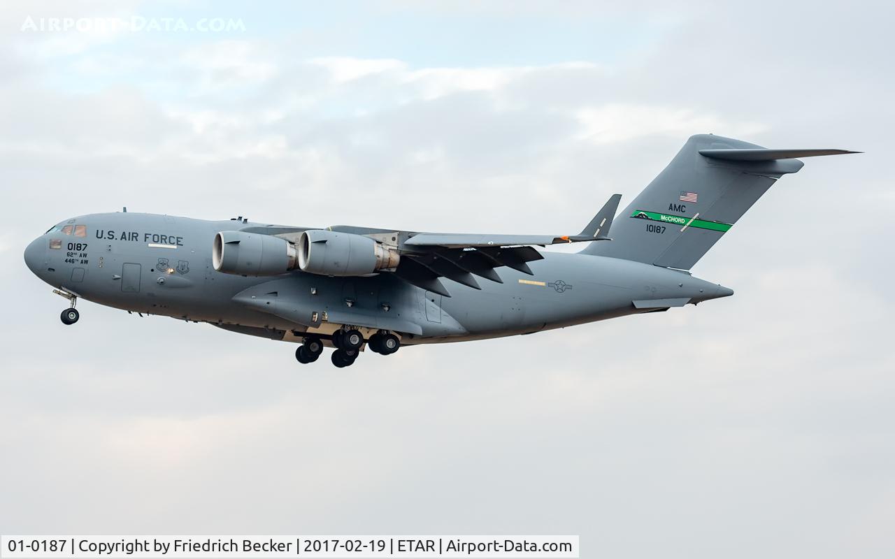 01-0187, 2001 Boeing C-17A Globemaster III C/N P-87, on final RW26
