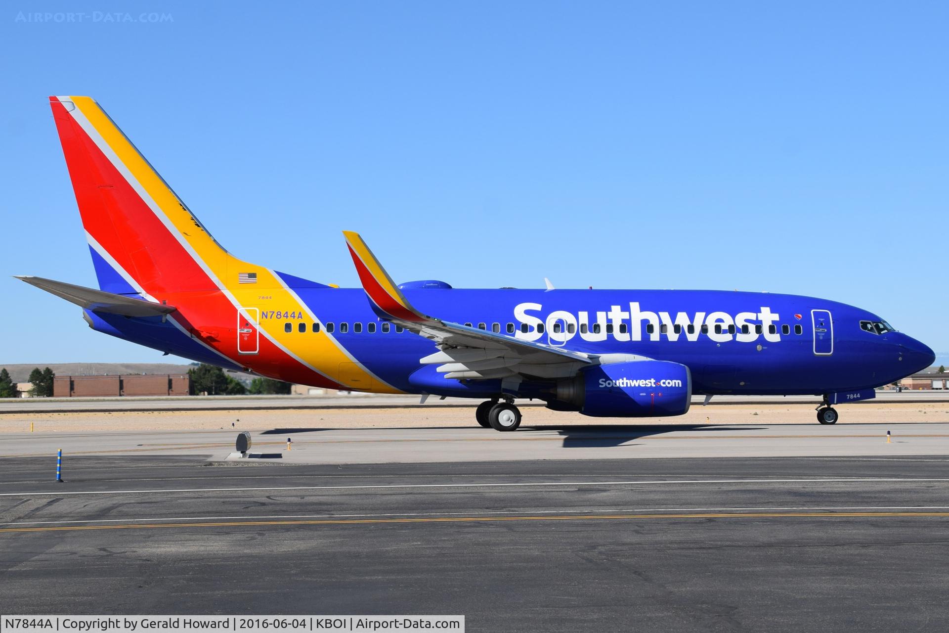 N7844A, 2006 Boeing 737-752 C/N 35118, Taxi on Alpha for RWY 10L.