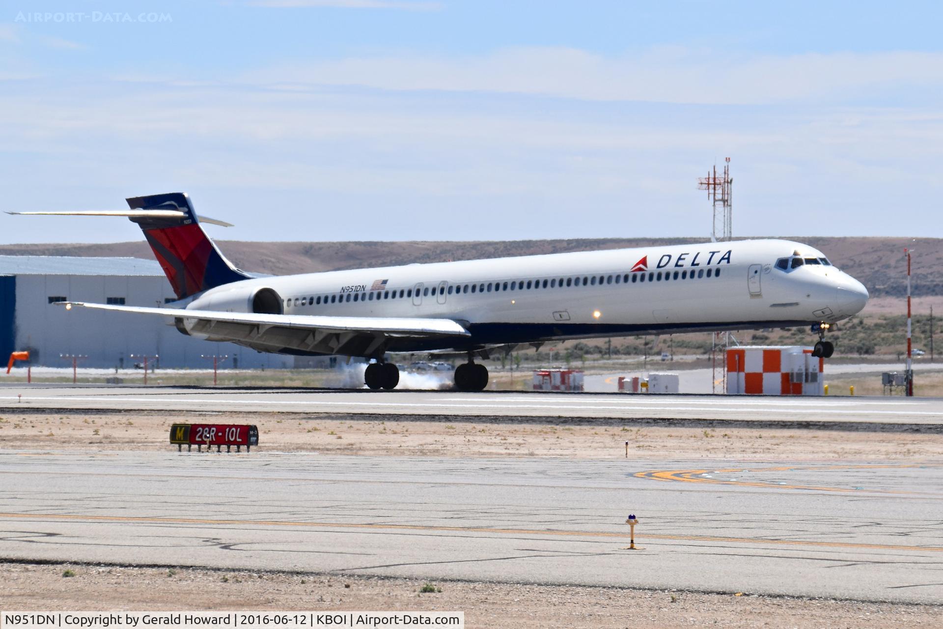 N951DN, 1997 McDonnell Douglas MD-90-30 C/N 53361, Landing RWY 28R.
