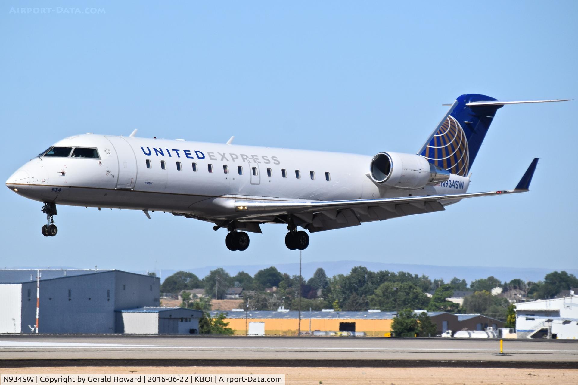 N934SW, 2002 Canadair CL-600-2B19 Regional Jet CRJ-200LR C/N 7722, Landing RWY 10L.