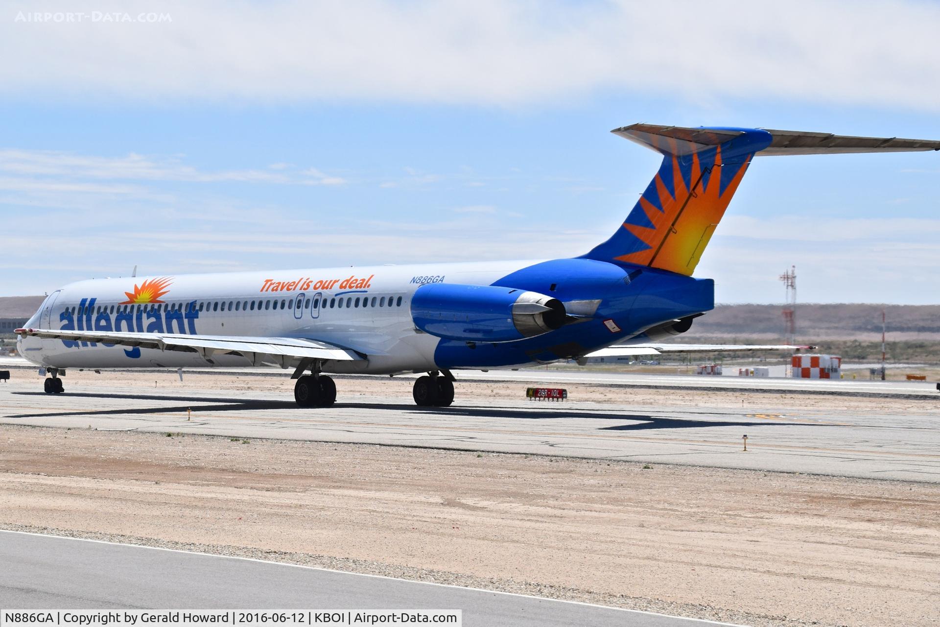 N886GA, 1990 McDonnell Douglas MD-82 (DC-9-82) C/N 49931, On Alpha for RWY 28R.