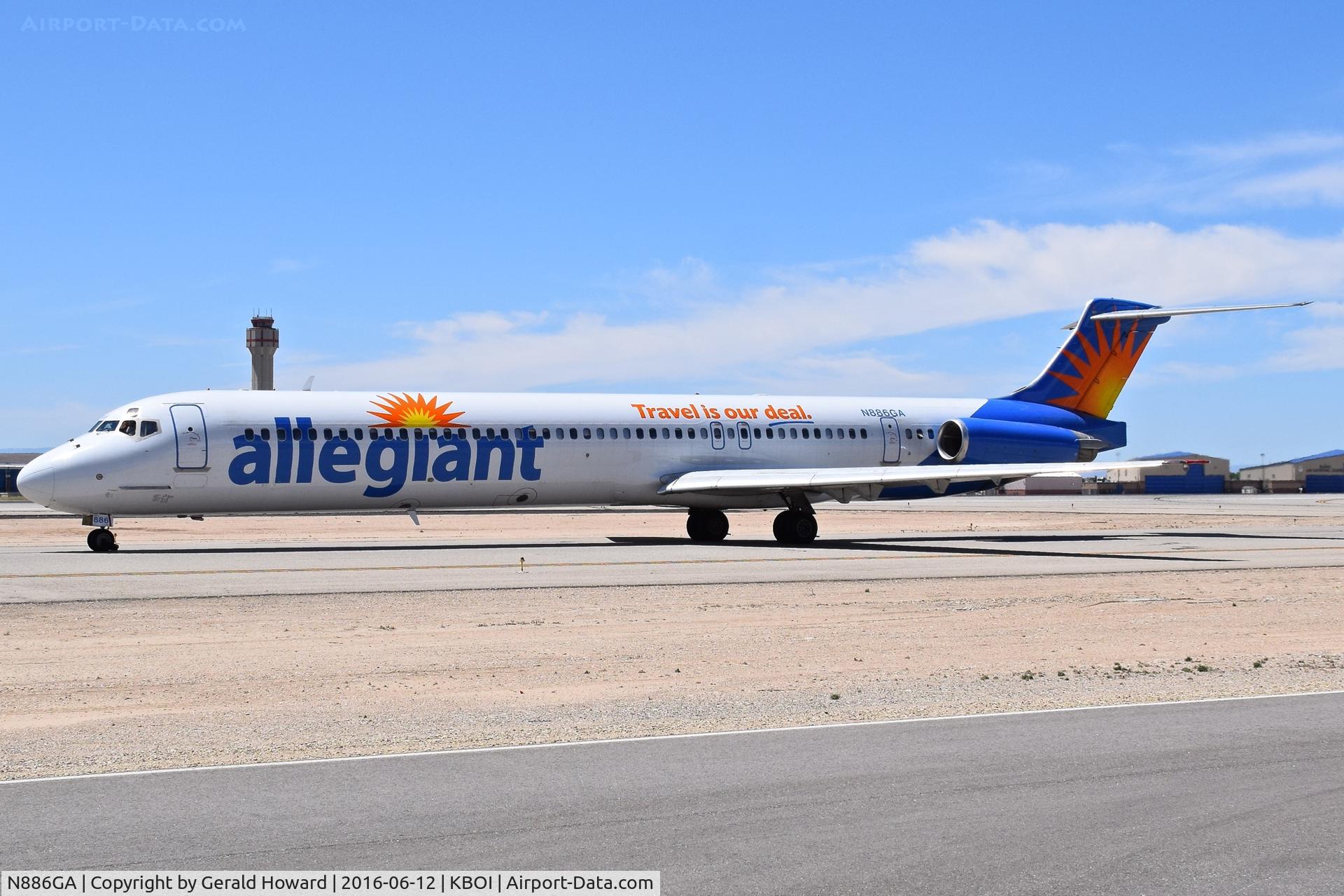 N886GA, 1990 McDonnell Douglas MD-82 (DC-9-82) C/N 49931, Leaving  ramp area.
