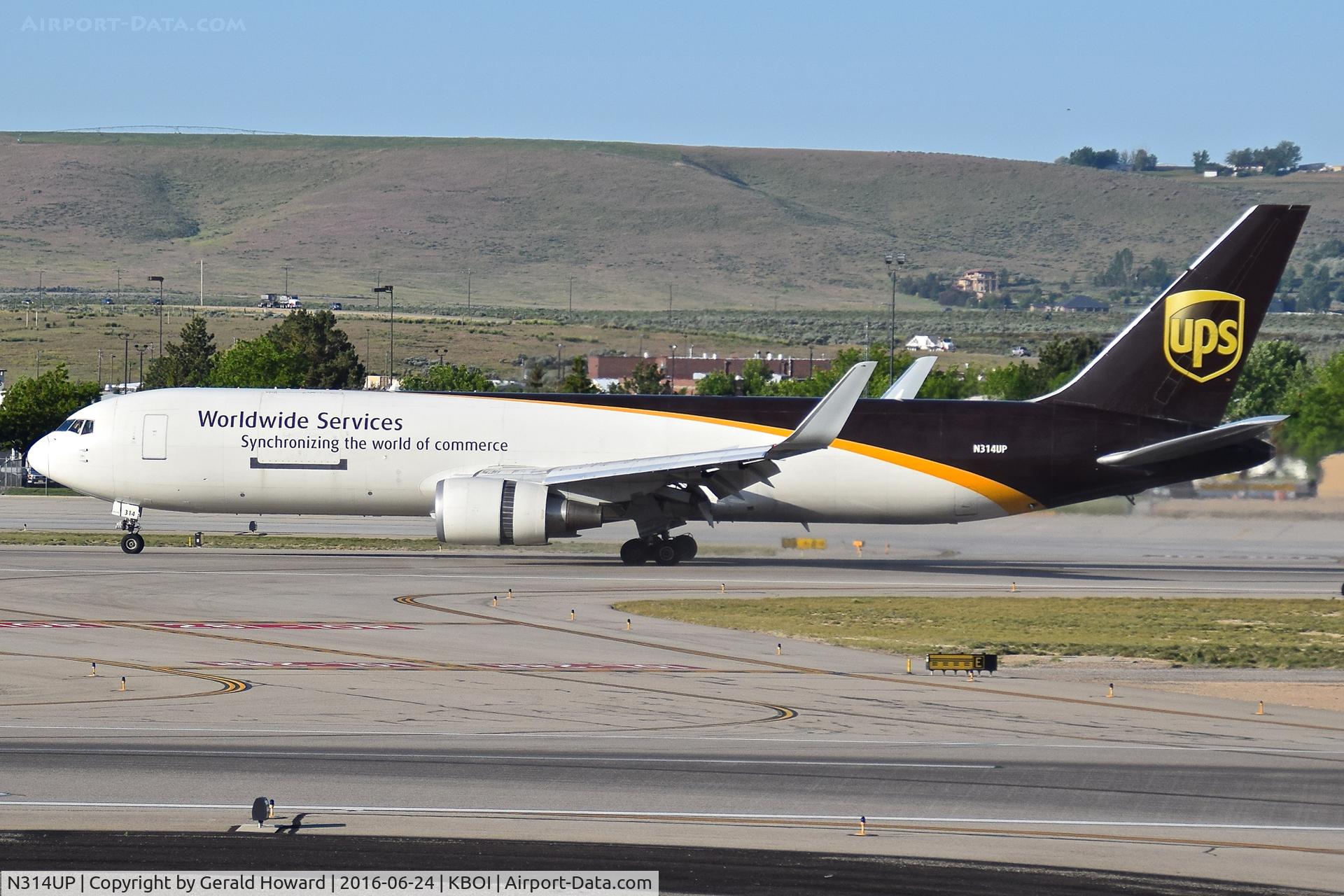 N314UP, 1996 Boeing 767-34AF C/N 27742, Landing roll out on RWY 10R.